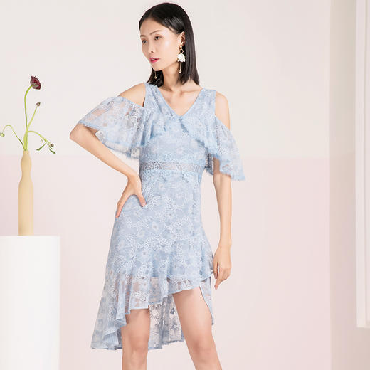 31922157 诺曼琦2020夏季新款露肩蕾丝连衣裙超仙气质显瘦不规则裙摆