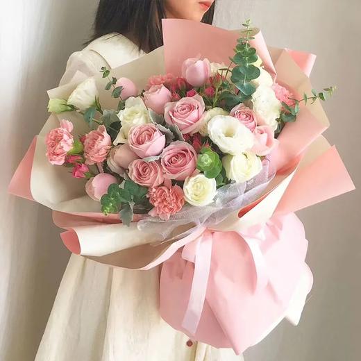 享受每一刻    11支戴安娜玫瑰，7支粉色康乃馨，桔梗，尤加利搭配(1677) 商品图0