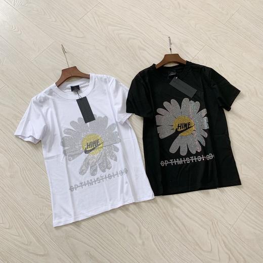 点此购买 耐克女款小雏菊重工烫钻短袖t恤 青138216