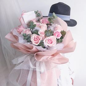 幸福之爱     11支戴安娜玫瑰，尤加利，羽毛搭配（1934）