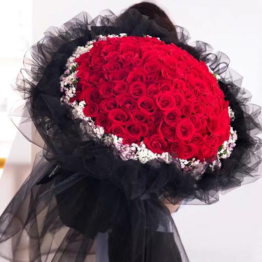 我的世界只有你    99支红玫瑰，相思梅环绕一圈，黑纱制作！（1916） 商品图0