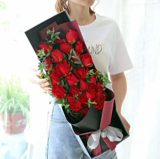 暖暖微风    33支红玫瑰，尤加利搭配，55cm礼盒(1842) 商品图0