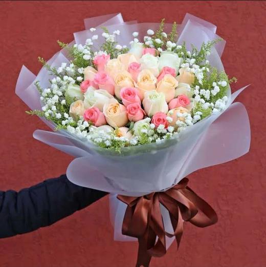 最爱是你      11支戴安娜玫瑰，11支白玫瑰，11支香槟玫瑰，满天星，黄莺搭配(1841) 商品图0