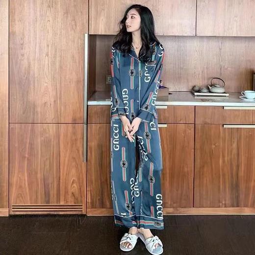 点此购买 男女款gucci翻领睡衣两件套 尚138723