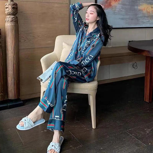 点此购买 男女款gucci翻领睡衣两件套 尚138723