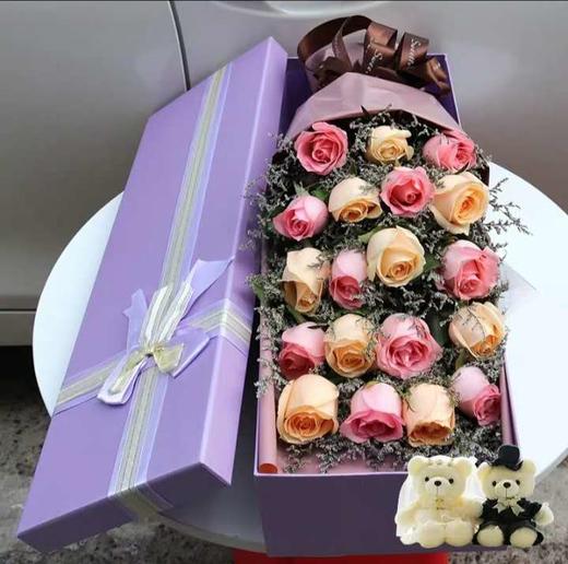 全世爱       10支香槟玫瑰，9支戴安娜玫瑰，2小熊，情人草搭配，50cm礼盒(1892) 商品图0