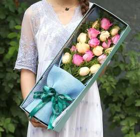 经典爱情      10支香槟玫瑰，9支糖果色玫瑰，黄莺搭配，50cm礼盒(1875)