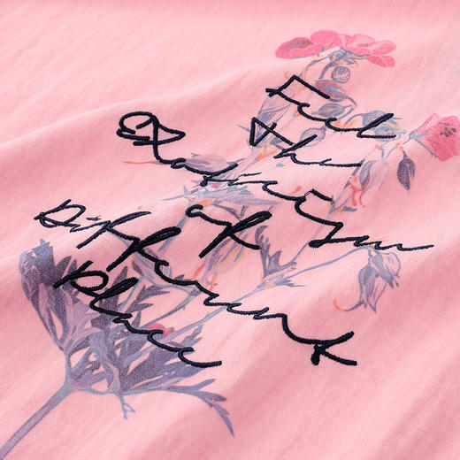 卓多姿休闲长袖t恤女2020新款时尚印花宽松上衣圆领开叉内搭640381