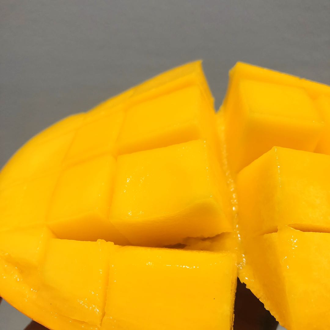 海南玉文芒果,香甜可口,色泽鲜艳,颜值高,口感好.8颗/箱,约3kg