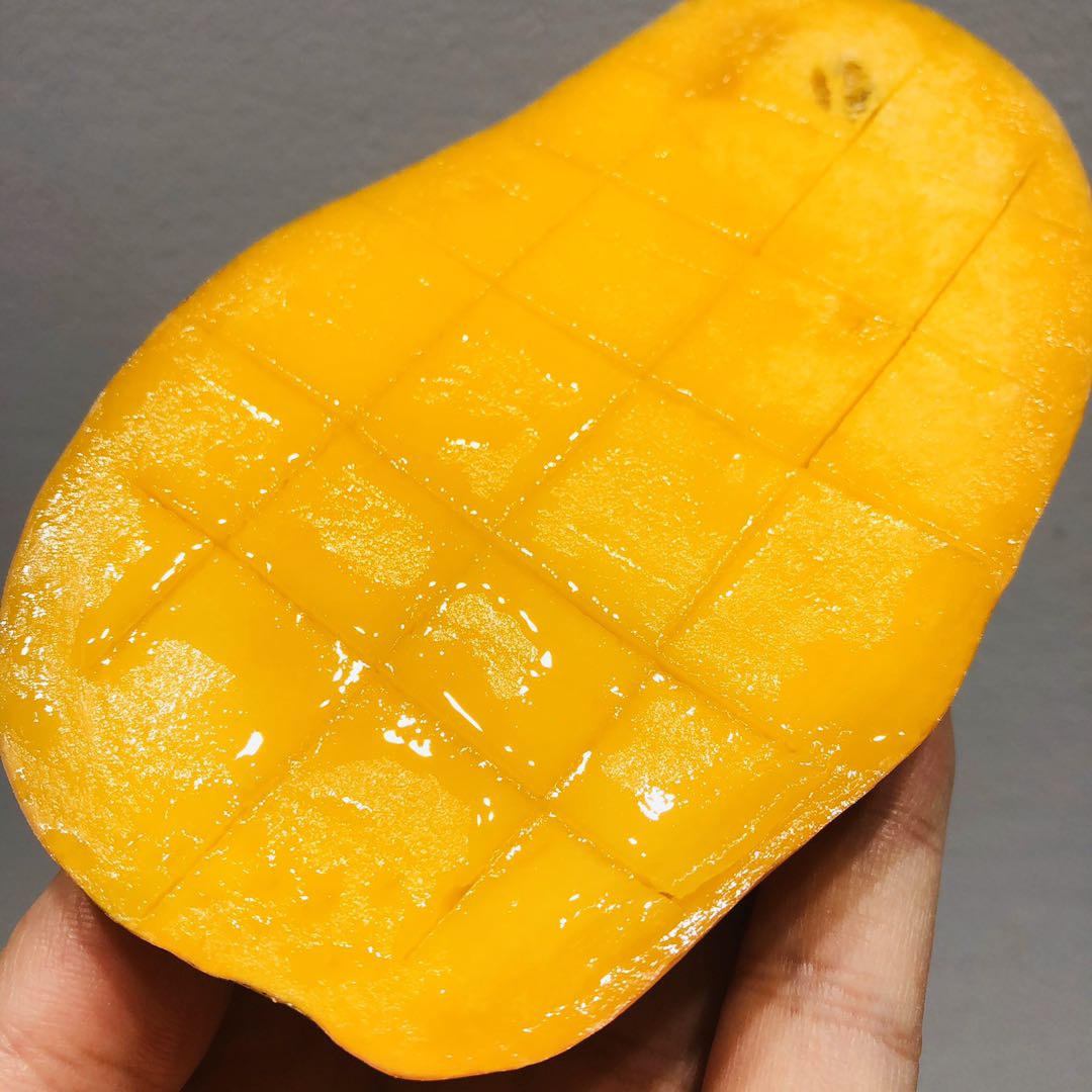 海南玉文芒果,香甜可口,色泽鲜艳,颜值高,口感好.8颗/箱,约3kg
