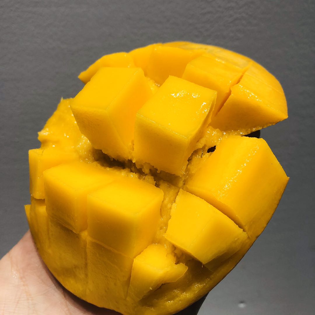 海南玉文芒果,香甜可口,色泽鲜艳,颜值高,口感好.8颗/箱,约3kg