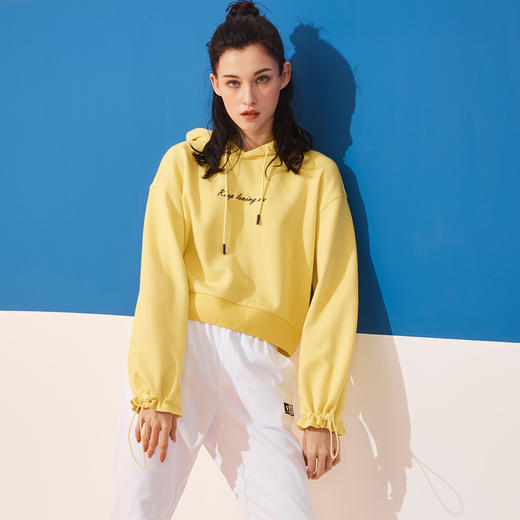 kelme卡尔美 夏季连帽套头木耳边字母卫衣女高腰宽松休闲上衣 商品图2
