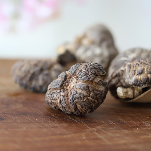 段木小花菇 | 大巴山深处野外纯青杠木生长，香菇中的极少数！《舌尖上的中国2》推崇山珍！ 商品图0