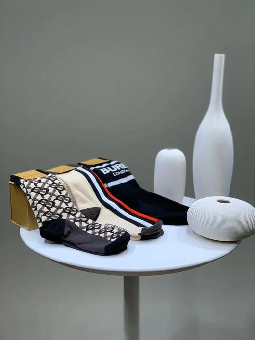 541-c30807 一盒5双,b家巴宝莉限量款商务休闲中长筒袜!