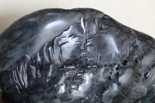 和田玉（青花）独籽摆件--清露滴幽林（孙有庚）3630g 商品图3