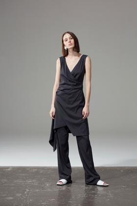 不对称下摆褶皱连衣裙