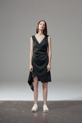 不对称下摆褶皱连衣裙