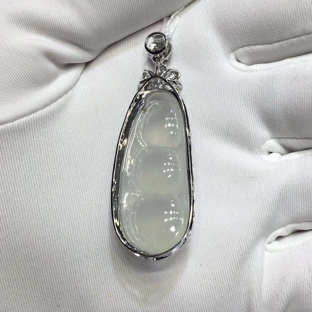 天然翡翠有证书18k白金镶玉吊坠