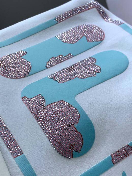 点此购买 斐乐女款镶钻印花空气层卫衣 左140424