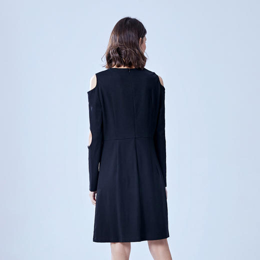 VIMAGE纬漫纪品牌女装冬季时尚修身高腰圆领黑色连衣裙V1007625 商品图4