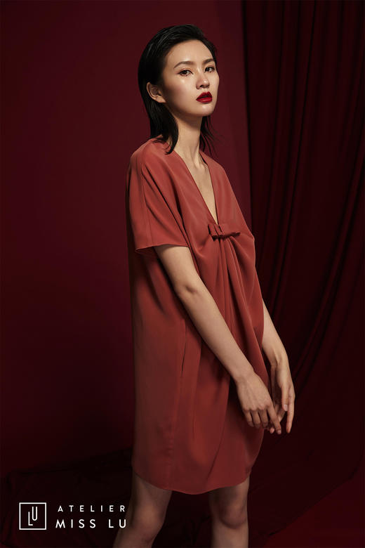 AtelierMissLu /Martin-肉桂橘V领蝴蝶结褶皱连身裙 商品图1