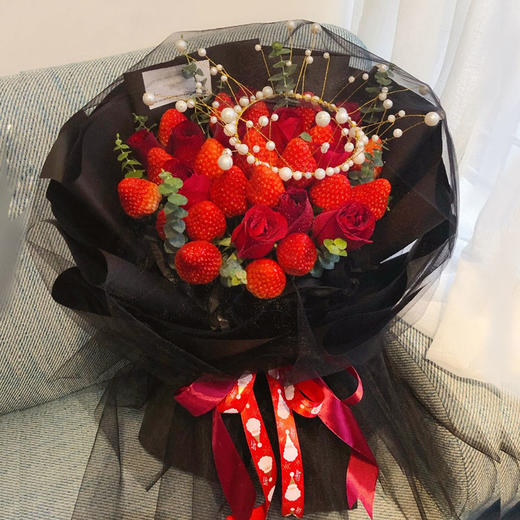 草莓玫瑰花束礼盒抱抱桶送女朋友老婆闺蜜朋友同学告白求婚生日礼物