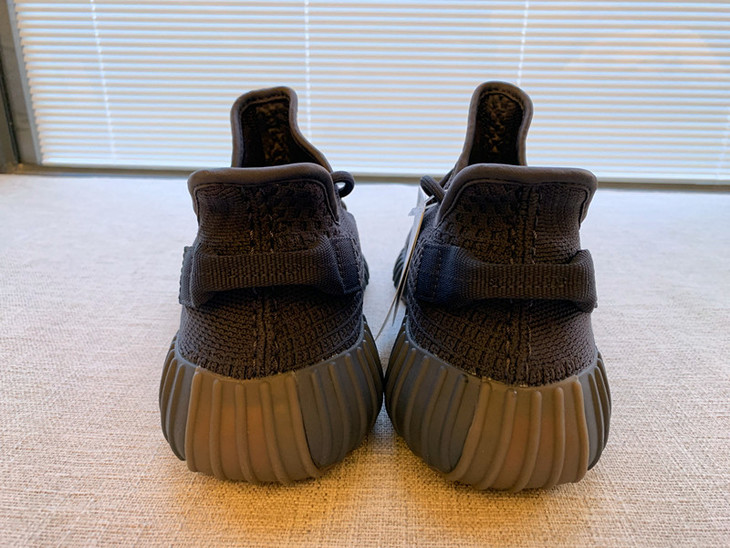 正品ad yeezy350 v2 黑生膠側漏滿天星到貨 情侶款休閒低幫鞋