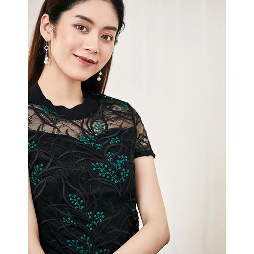 EITIE爱特爱品牌女装秋款镂空钩花黑色蕾丝衫时尚短袖小上衣5813521 商品图3