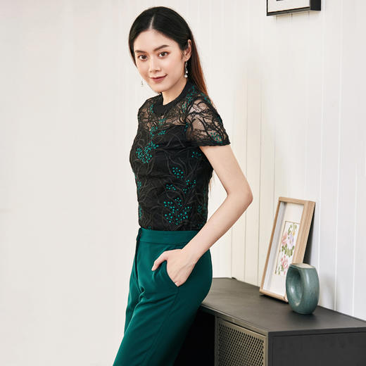 EITIE爱特爱品牌女装秋款镂空钩花黑色蕾丝衫时尚短袖小上衣5813521 商品图2