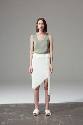 下摆不对称开叉背心