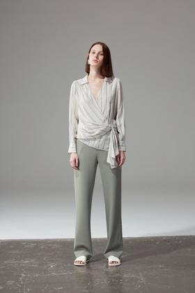 腰部系飘带上衣