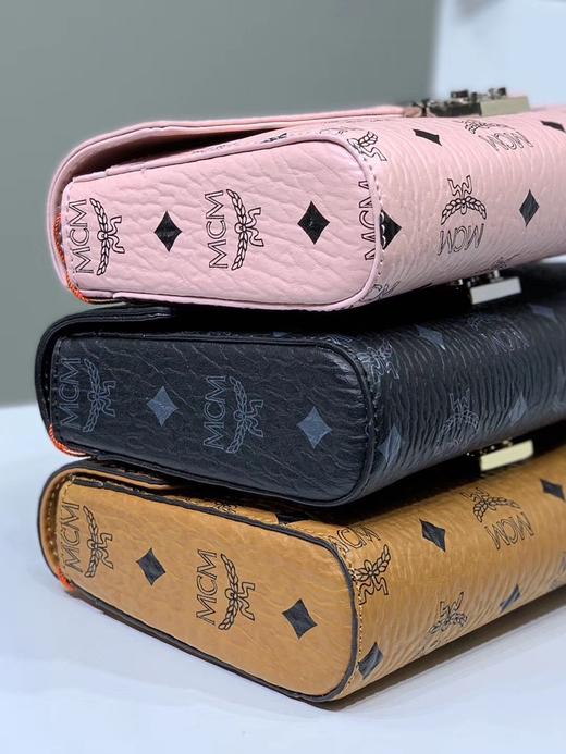 点此购买 mcm手拿单肩斜跨包信封包 左142836