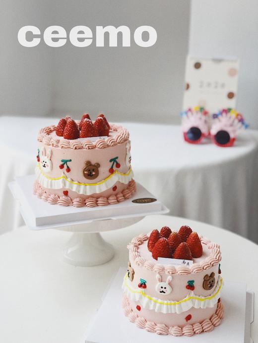 卡通复古草莓造型蛋糕