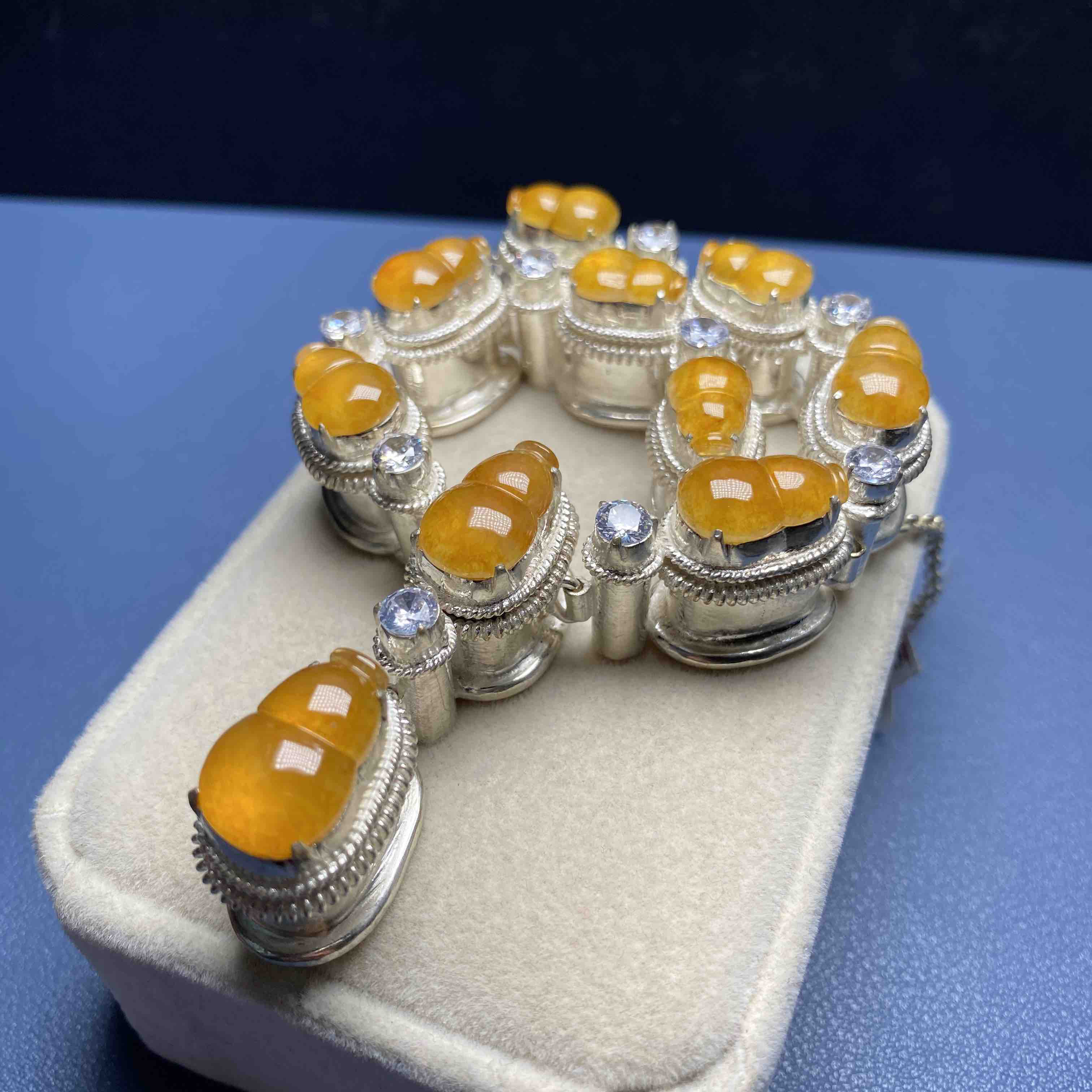 玻璃种鸡油黄葫芦一套,黄翡中应该算最美颜色之一,颗颗圆润饱满,胶感