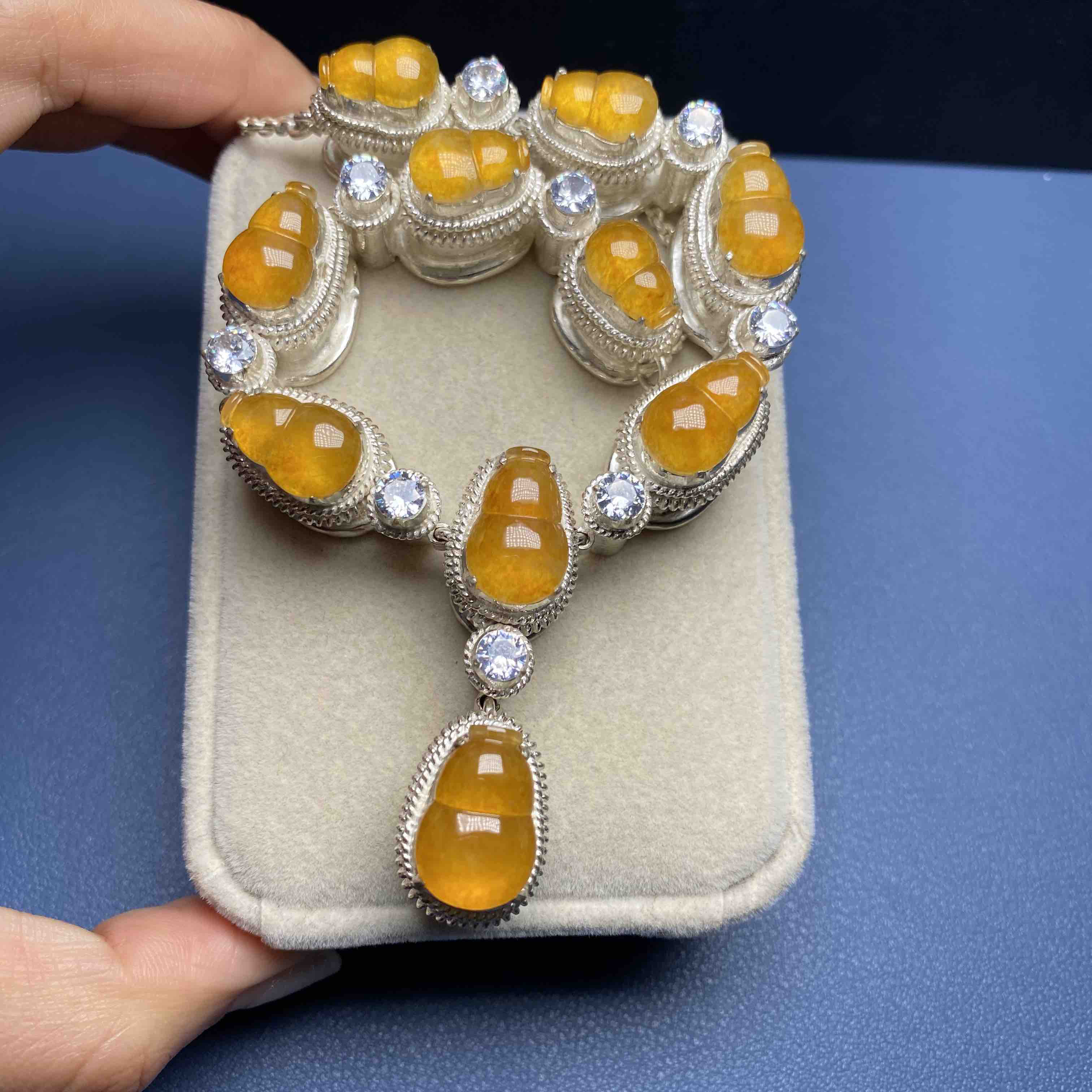 玻璃种鸡油黄葫芦一套,黄翡中应该算最美颜色之一,颗颗圆润饱满,胶感