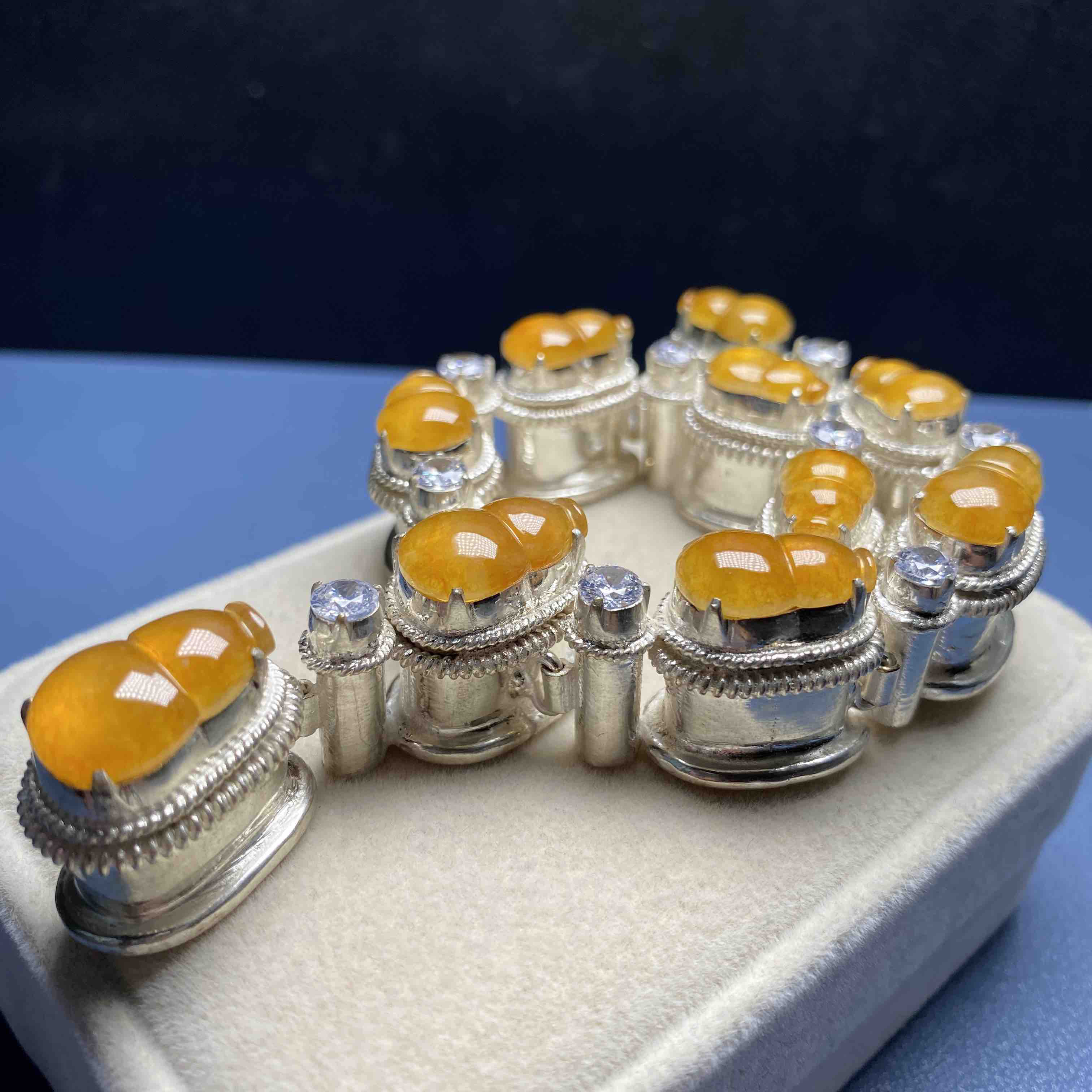 玻璃种鸡油黄葫芦一套,黄翡中应该算最美颜色之一,颗颗圆润饱满,胶感