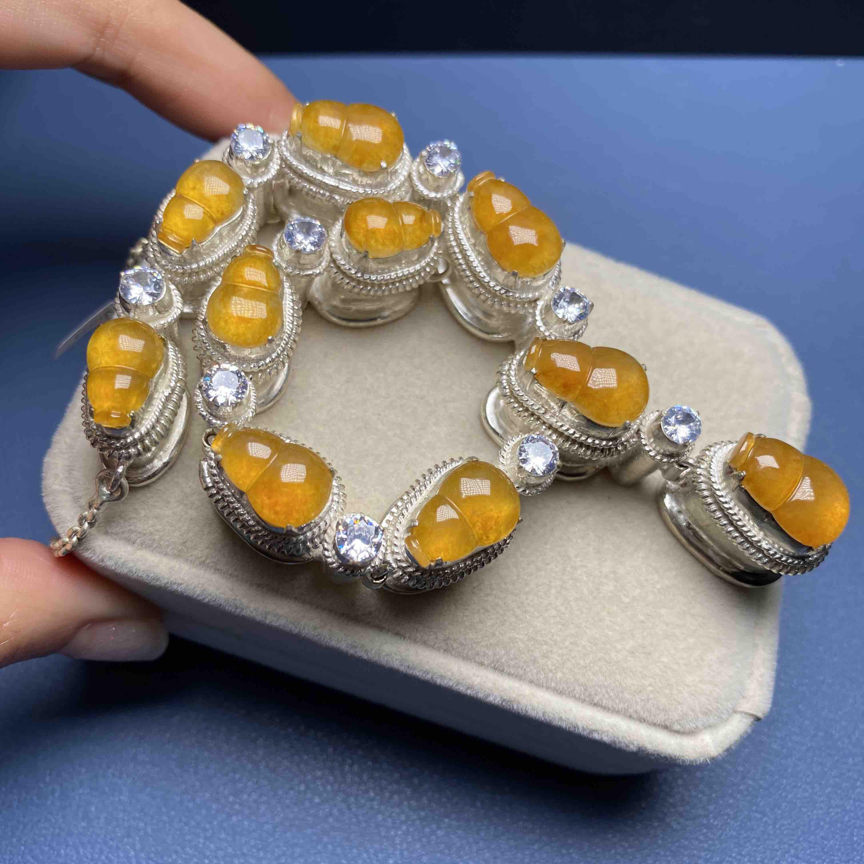 玻璃种鸡油黄葫芦一套,黄翡中应该算最美颜色之一,颗颗圆润饱满,胶感