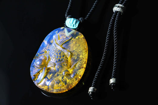 莲年有余多米尼加蓝珀纯手工雕刻带原皮鱼雕件特价