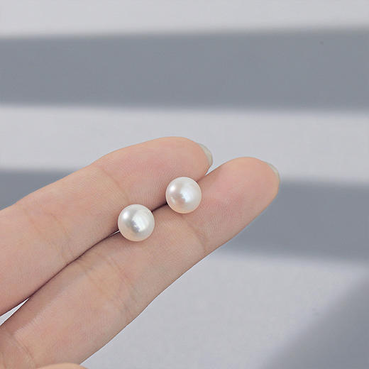 海藏珠-珍珠耳钉—珍爱 4mm03050501584 39元 5mm03050501585 39元