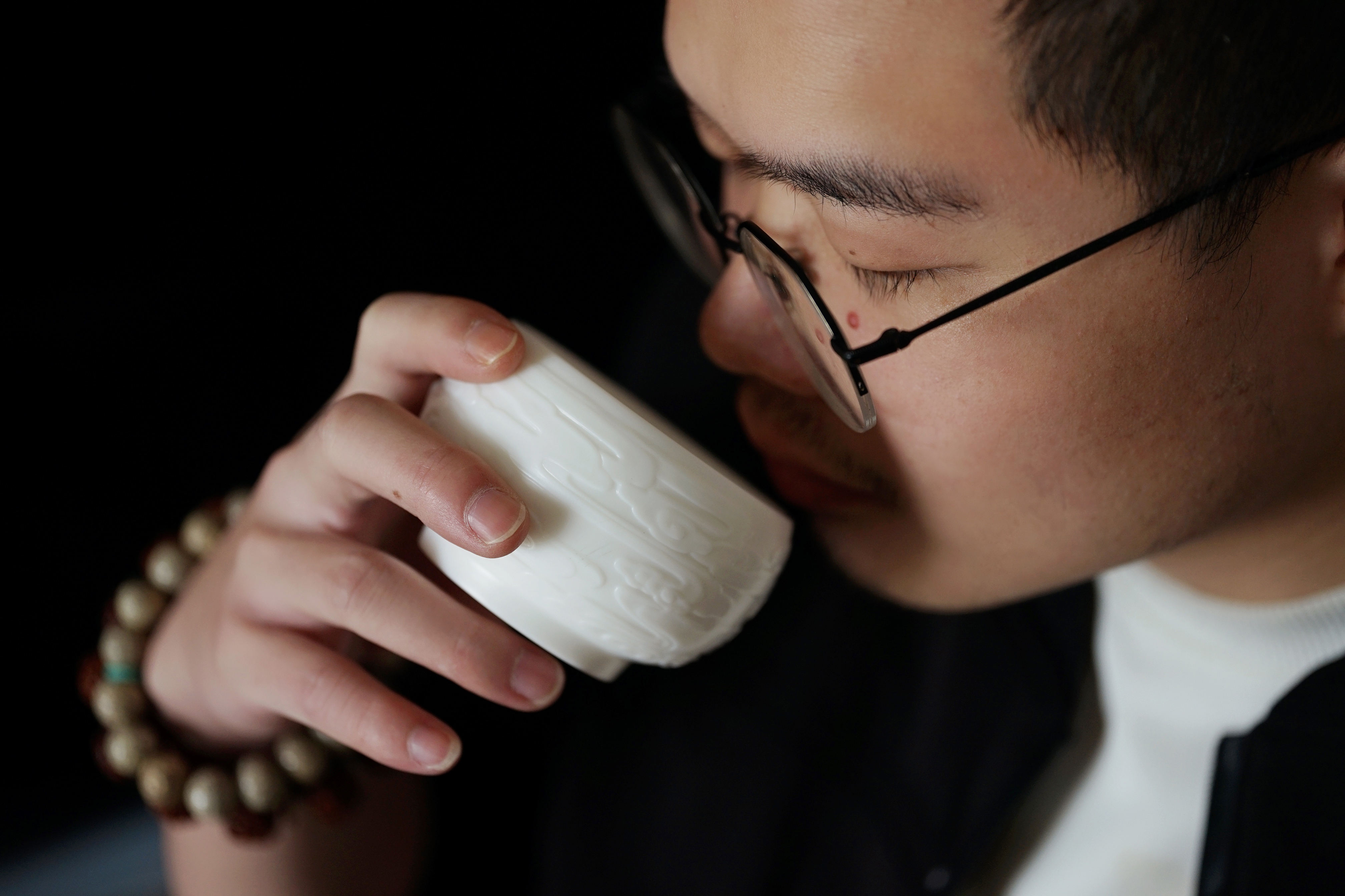 德化陶瓷黄丽君老师作品匠心手作浮雕工艺丹凤朝阳玉瓷鸾凤杯