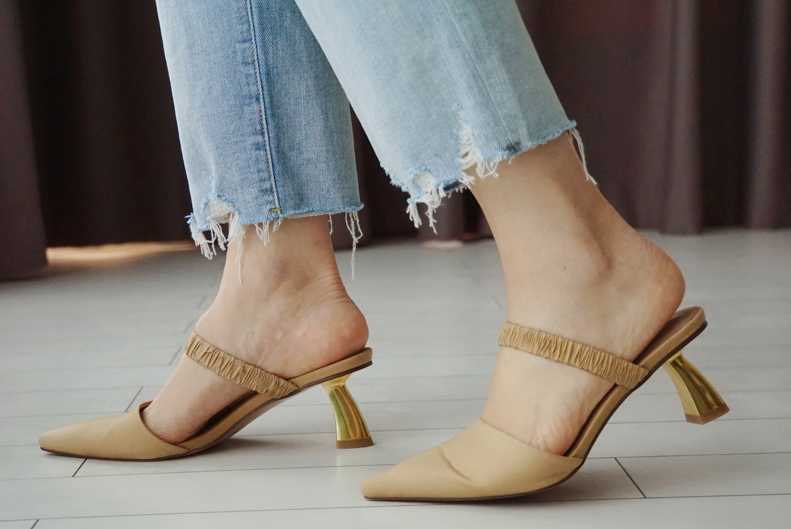 熟女小资款~有气质~有文化感~金属跟纯棉布纹包边尖头小跟凉鞋