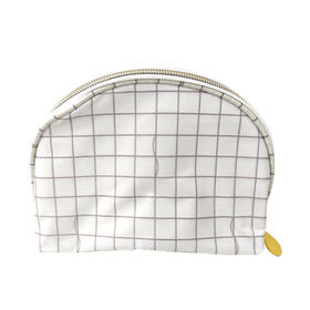 手拿半圆收纳包白色