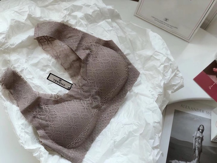 点此购买 香奈儿无痕蕾丝透气裸感文胸 茂144140