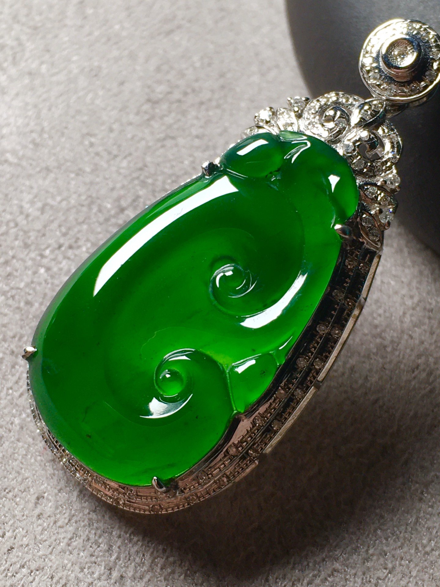 5月3日-实拍高端批发价:15800 高冰帝王绿如意吊坠质量一流干净 裸石