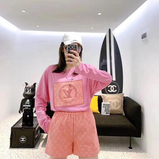 点此购买 lv女款长袖防晒t牛仔短裤套装 太144165