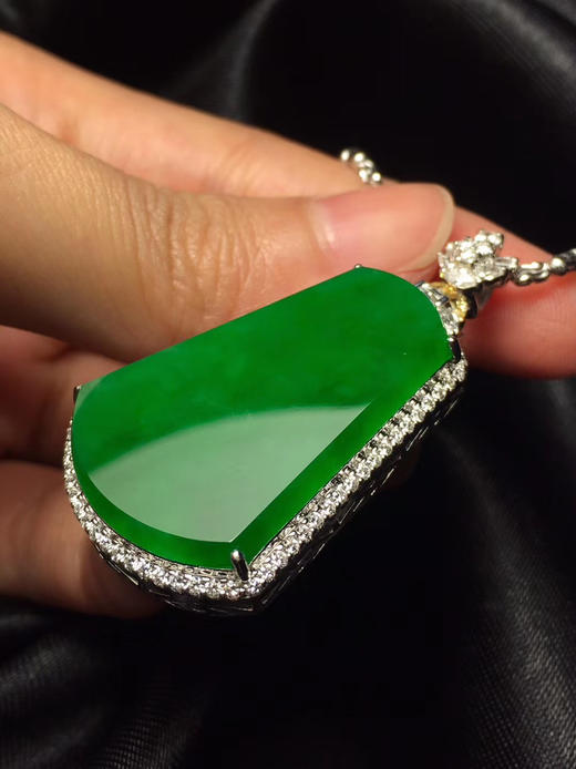 质量帝王绿无事牌吊坠 玉质细腻,颜色均匀,豪镶时尚款,精品.整体44.
