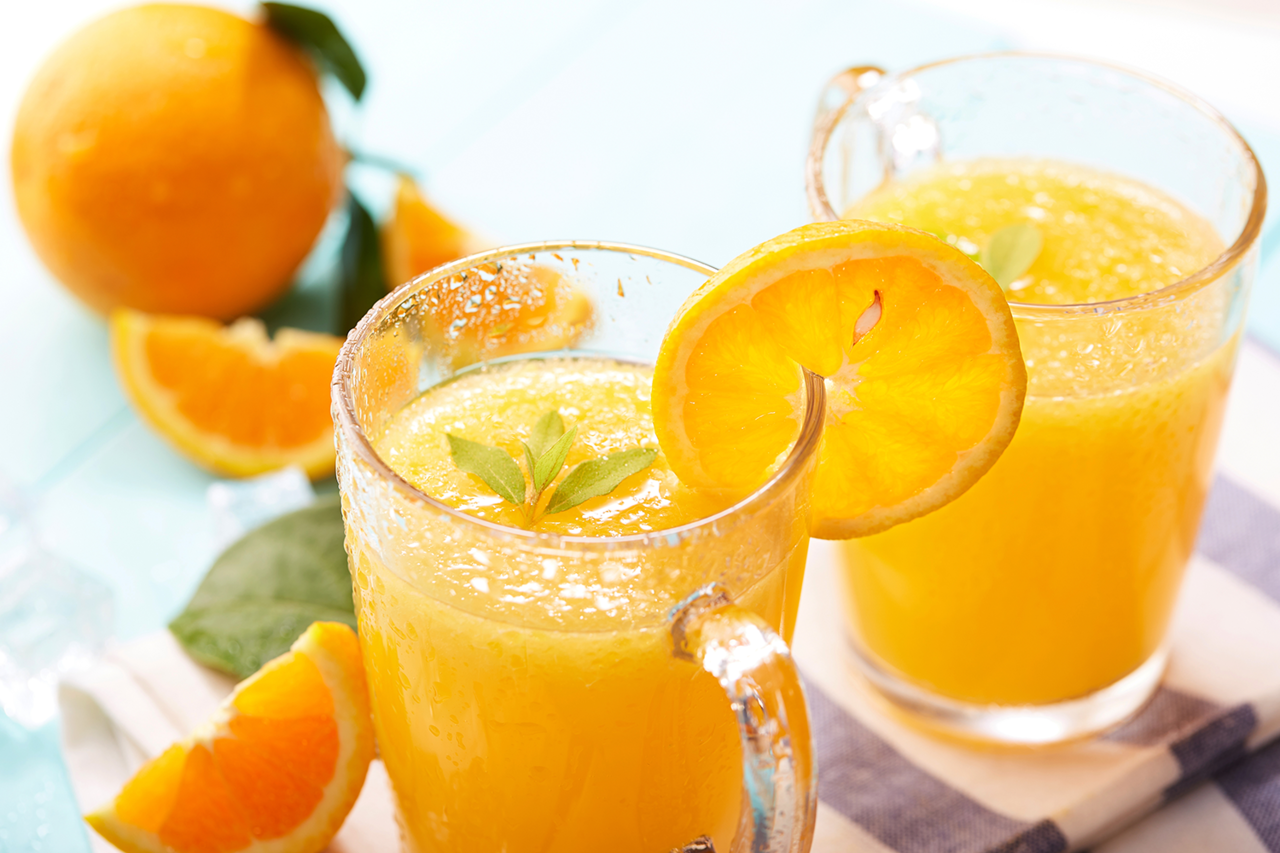 白色背景一杯橙汁和橙子图片下载 - 觅知网