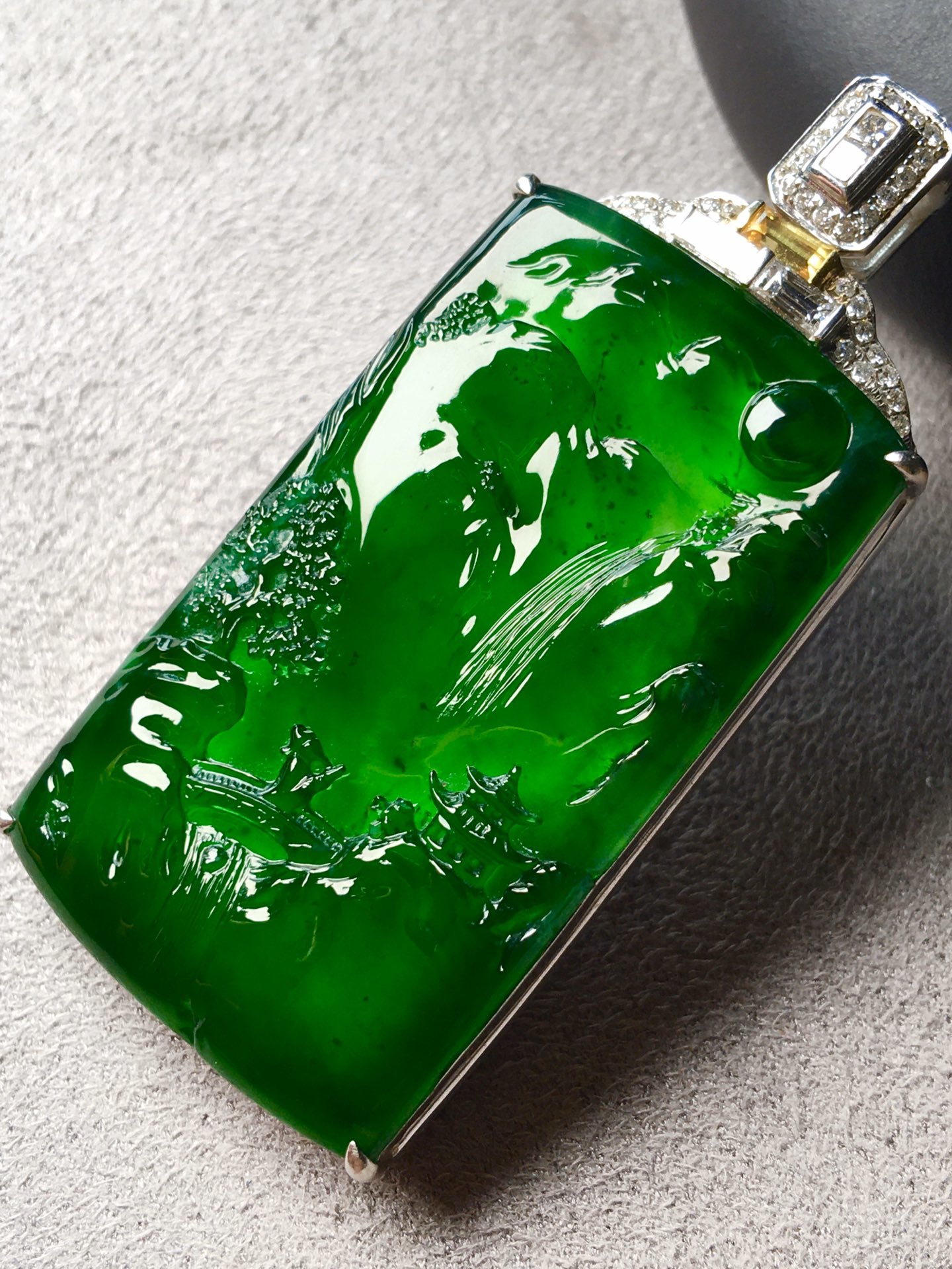 5月12日-实拍高端批发价68000 高冰帝王绿山水牌吊坠玉质细腻冰透 裸