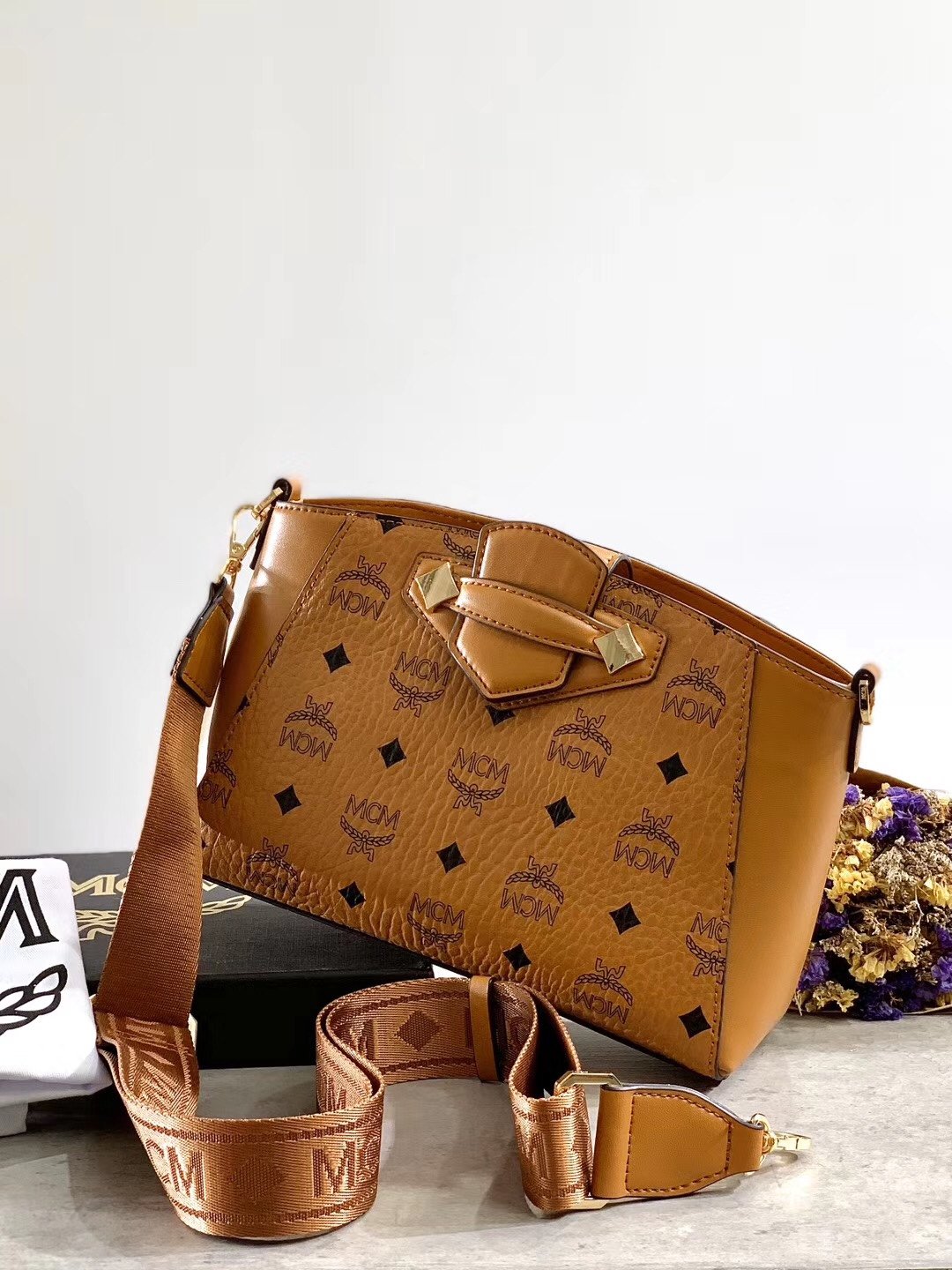 点此购买 mcm女款小号单肩斜挎包 云145233