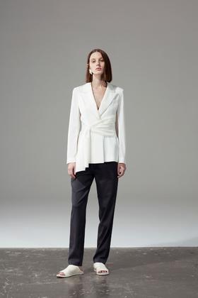 不对称装饰腰带西服